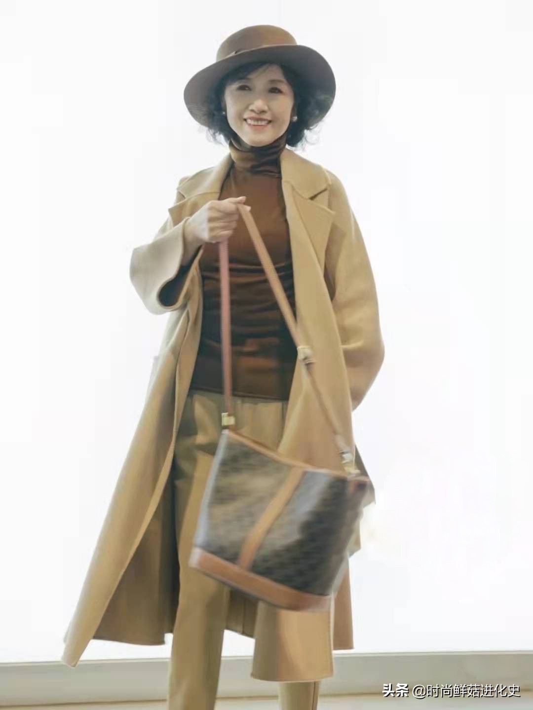 45岁穿什么颜色大衣显年轻气质,40多岁女人穿什么颜色大衣显年轻