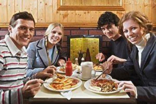 在中国生活8年的美国佬，回国后有多崩溃？连夜买机票回中国