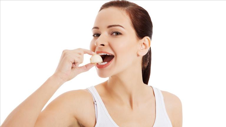 吃生大蒜抗癌真实性如何,生吃大蒜可以抗肿瘤吗