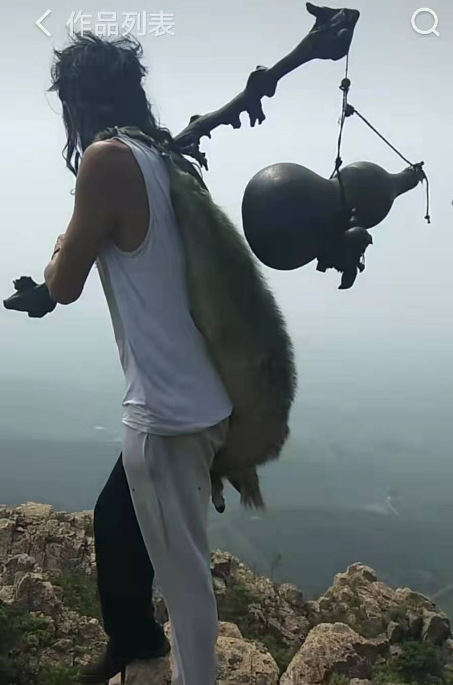 十七年前为了上山寻找真龙的莒城一怪现状如何？