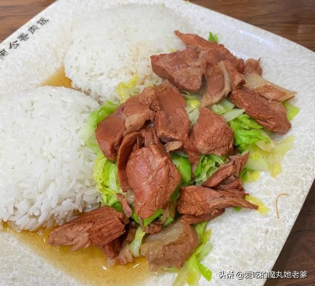 大连的哥午饭聚集地，仅凭3种盖浇饭火了十几年！小贵但真香