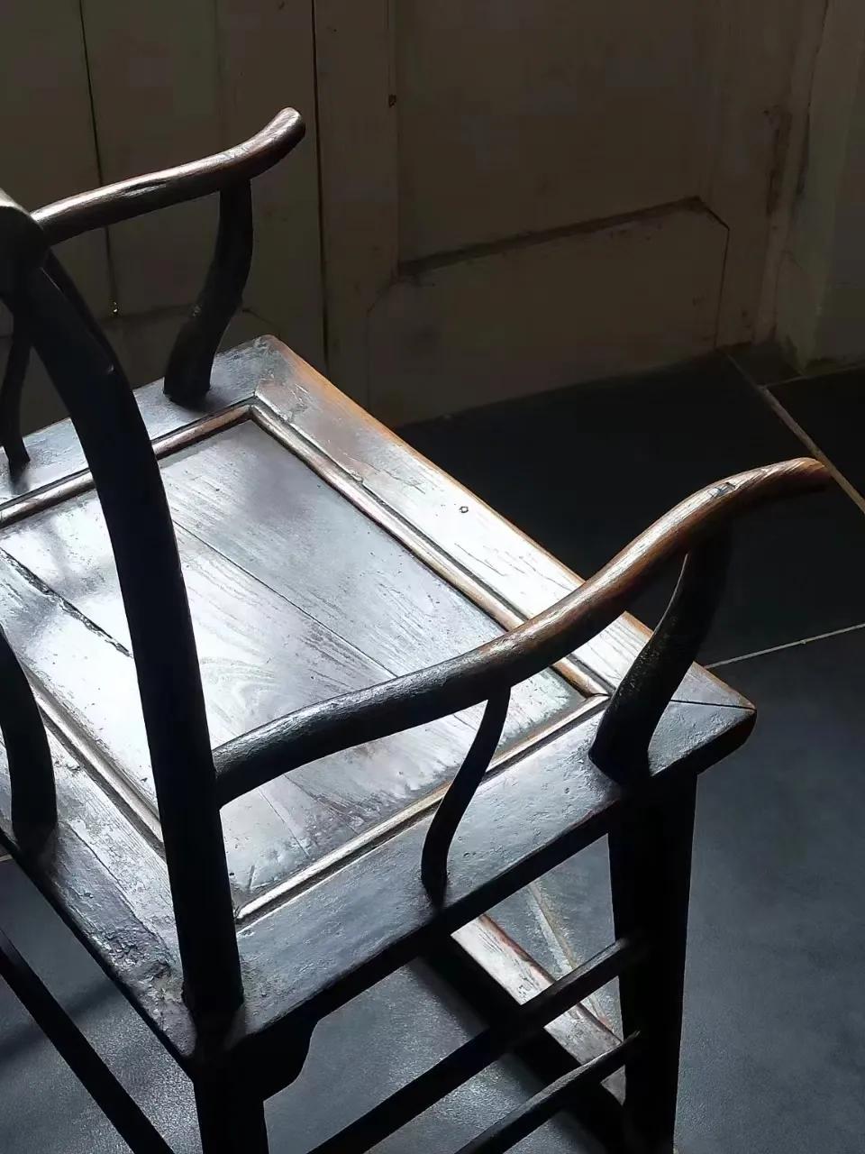 舒朗｜雕桃座椅用材纤细，曲张有