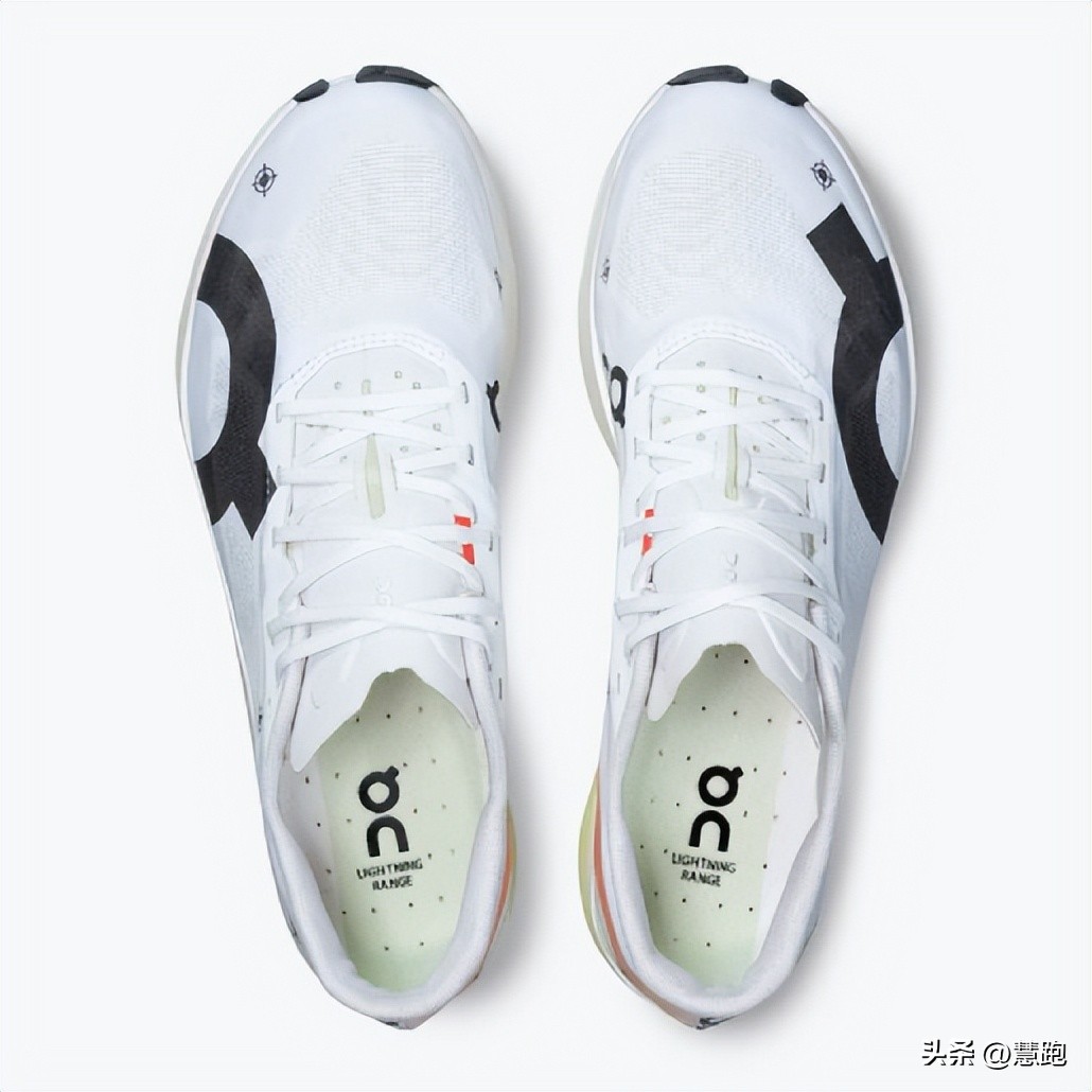 她不仅战胜了世界第一，她的跑鞋也打破了耐克阿迪对于冠军的垄断