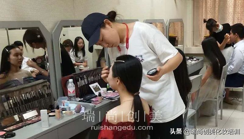 今年化妆师的工作前景,化妆师从业薪资待遇多少