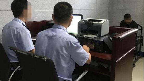 女子趁丈夫睡觉时，在隔壁房间偷情，被发现后和*夫情**将丈夫毒害