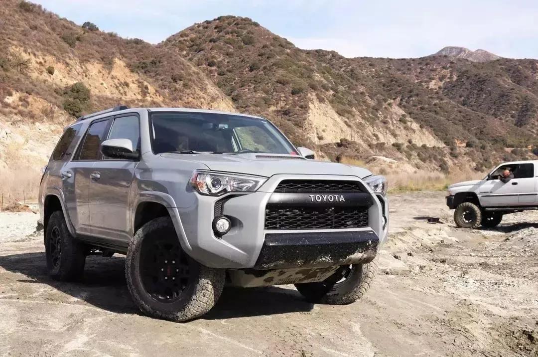 丰田陆巡2020款4.0黑色,丰田小陆巡20万左右