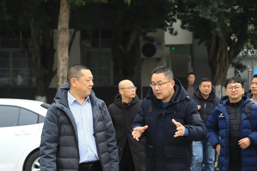 举办校园足球友谊赛,以赛促学以赛促交流