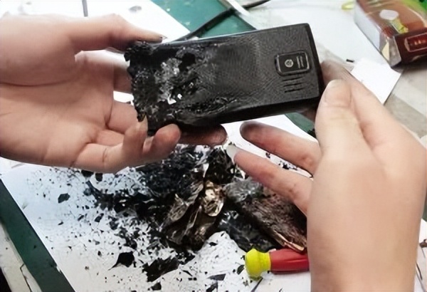 女孩充电被电击内脏受损,女孩充电被电击内脏受损面临截肢