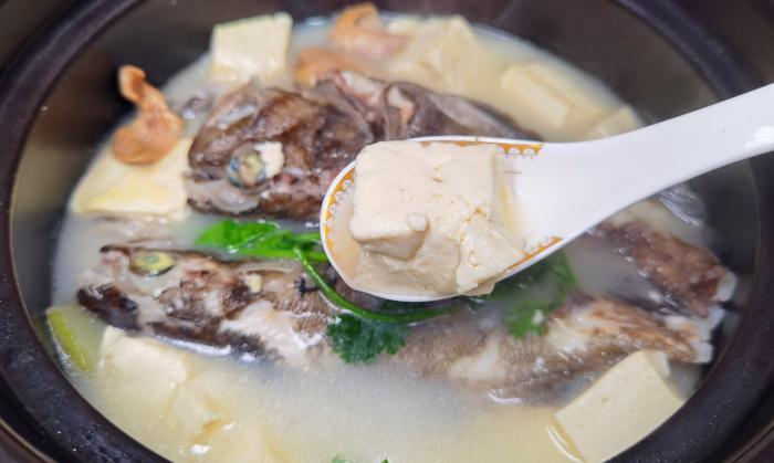 怎样炸带鱼不腥不破皮窍门,烧鱼不腥不破皮有秘诀