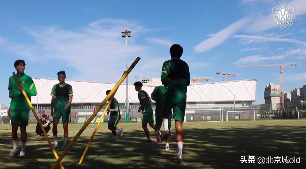 三位北京高中生，走进顺义国安基地，传承死磕精神，引起球迷热议