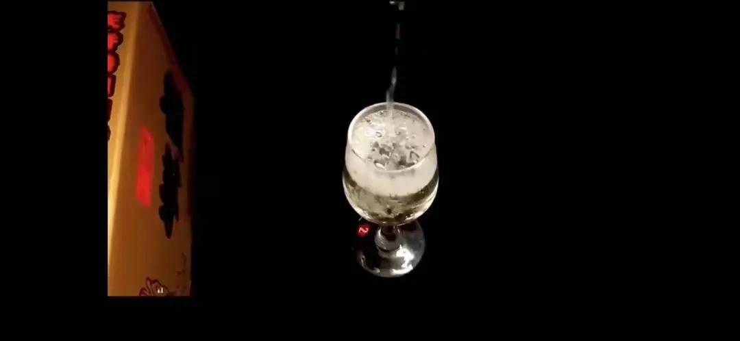 赖茅酒97年香港回归纪念版多少钱,97年赖茅酒庆香港回归特制2斤