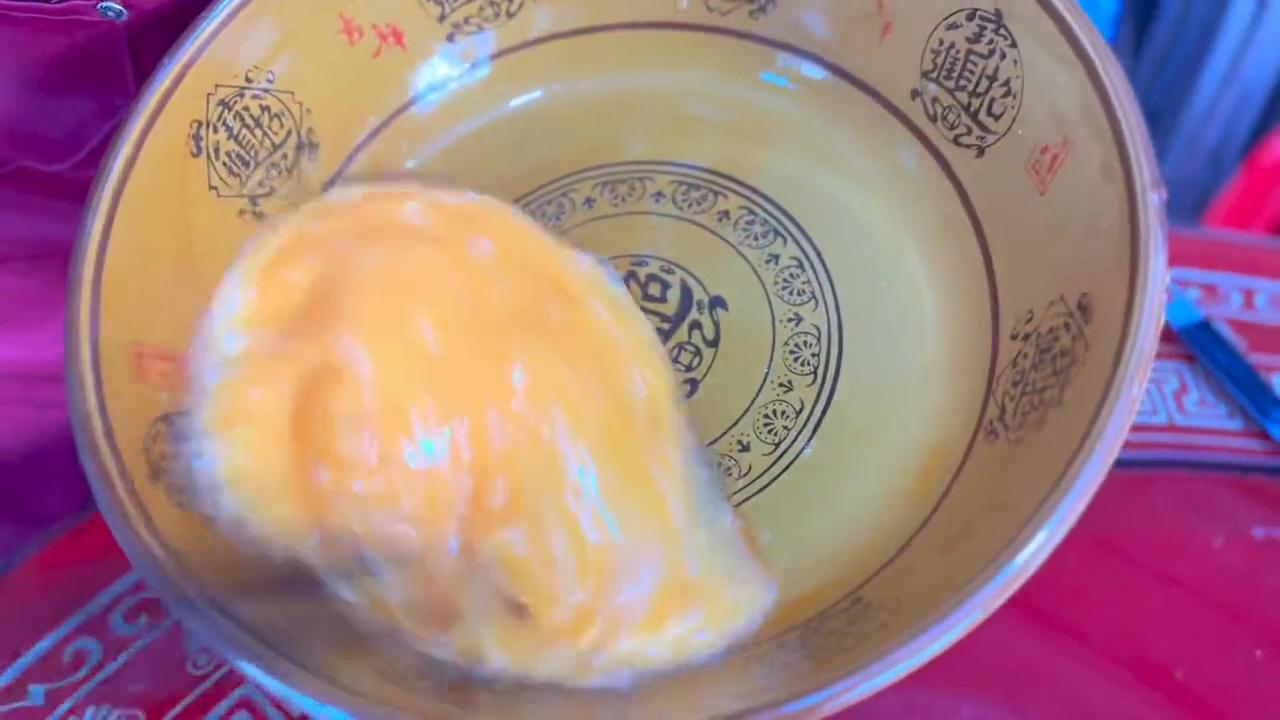 蛋皮怎么做煎熟是金黄色,勺子做蛋皮卷肉