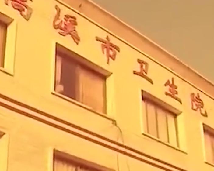 男子得了怪病身上长了树枝,男子患怪病手脚长得像树枝