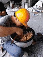 神回复：把大众车标扣下来清灰，里面藏了一个圆球，这是个啥？