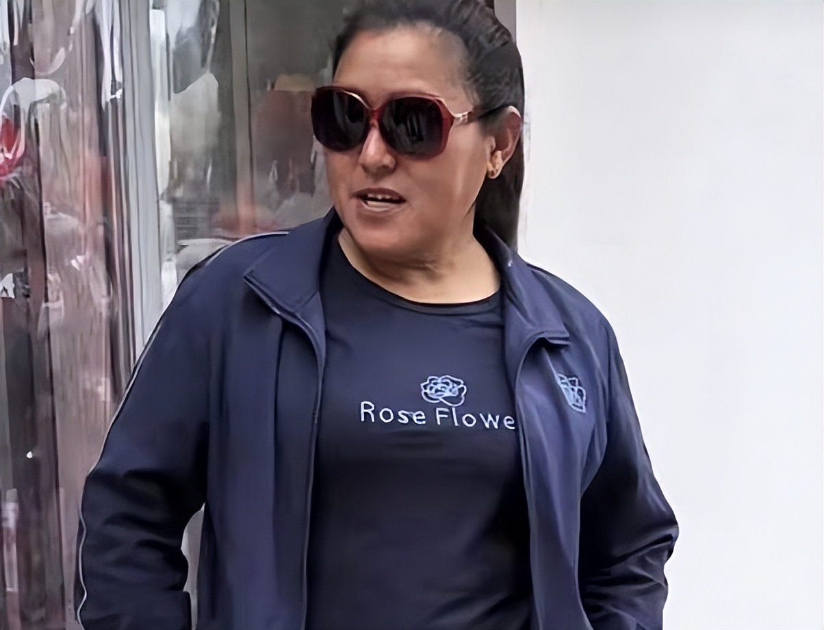 陈萌给大衣嫂母亲节礼物,陈萌给大衣嫂过母亲节