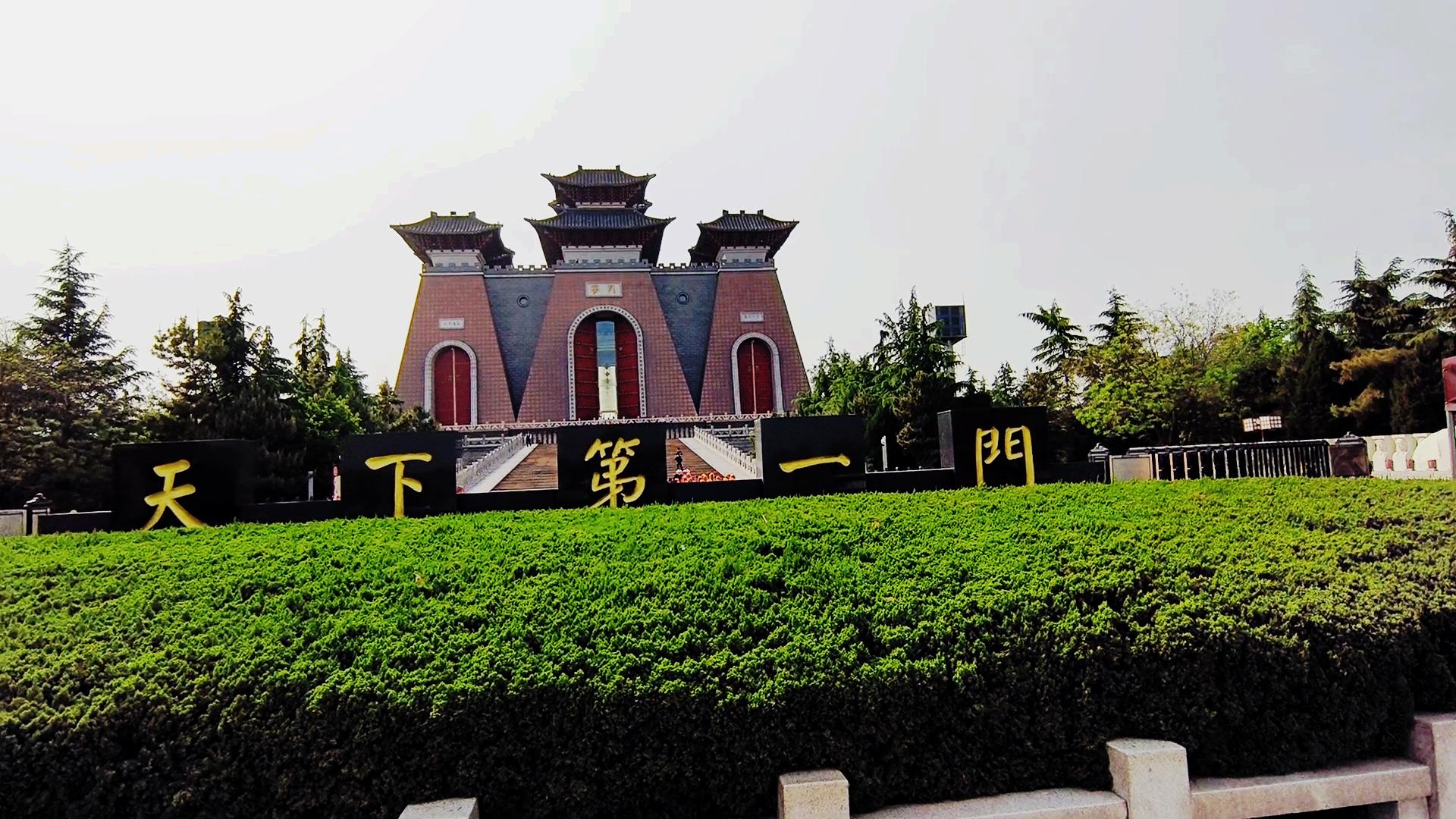 中国第一座门文化旅游景观展现中华民族历史渊源的华夏文明纪念碑