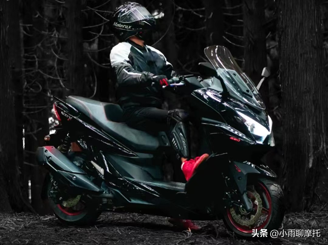 和光阳250差不多价位的大踏板,光阳两款250踏板摩托车的区别