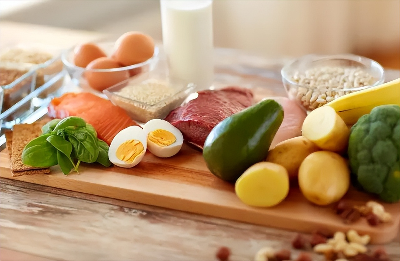 前额和后脑勺有白发,前额后脑勺长白发什么原因