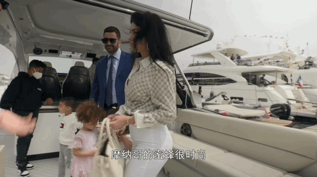 乔治娜晒c罗亲吻她脸颊照,乔治娜晒与c罗合照一生挚爱