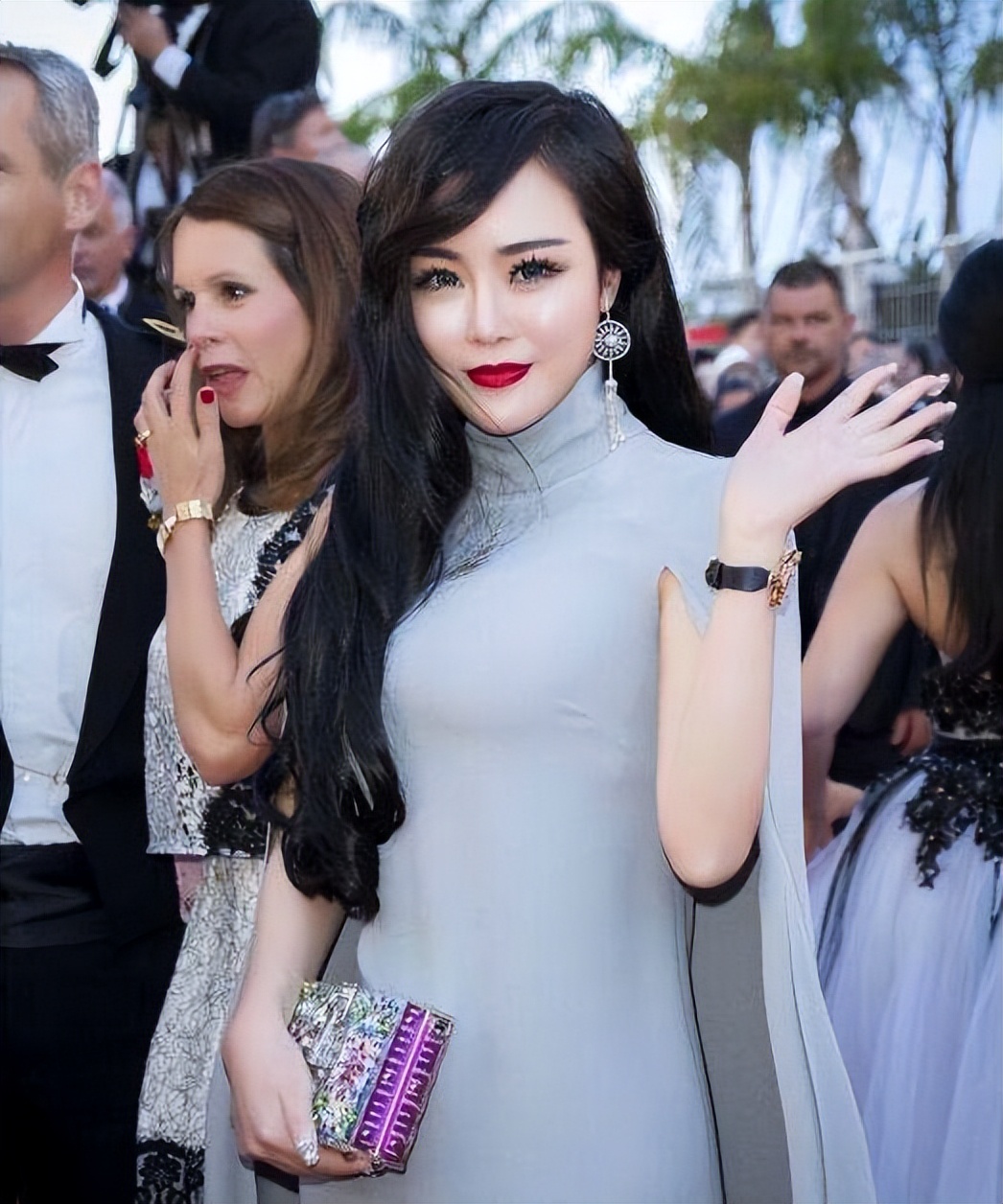 网红富婆租车拍视频装有钱人,养豹的富婆