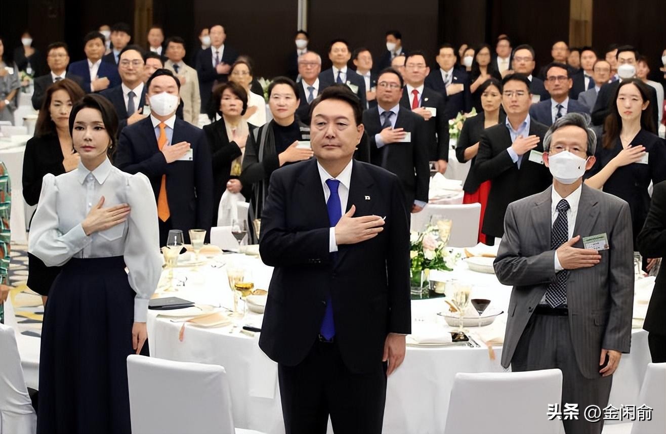 韩第一夫人穿军装被批抢总统风头,韩第一夫人穿军装被批