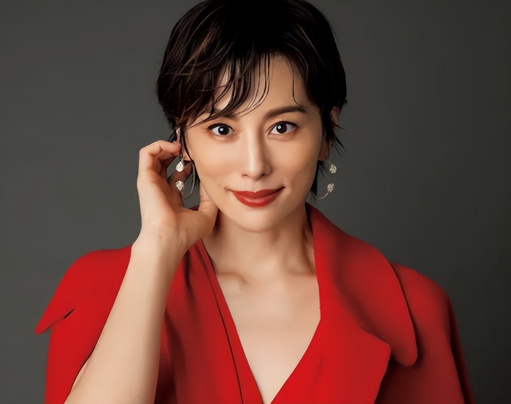 适合偏黑肤色的穿搭颜色,超级显白的穿搭颜色