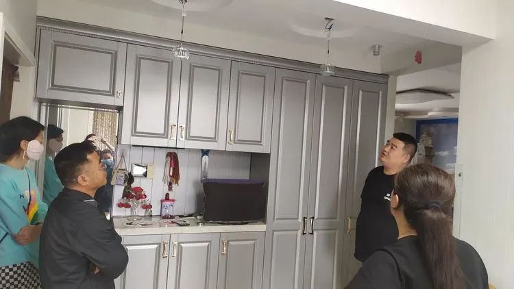 社区解决邻居房屋漏水纠纷案件,房屋漏水起纠纷用心调解挽邻情