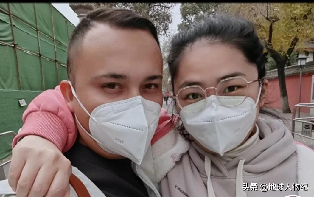 90后女人网恋奔现,90后女孩与男友奔现