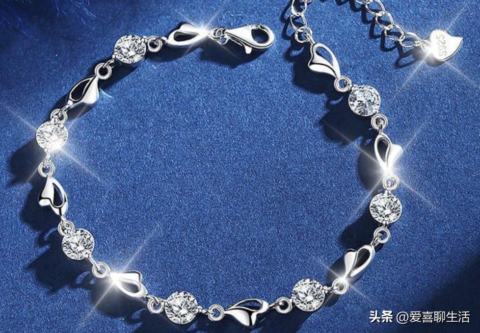 情人节什么花束最畅销 (情人节鲜花加什么礼物比较好)