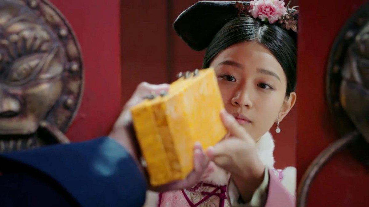 如懿传如懿断发后把画像烧了,如懿剪掉画像