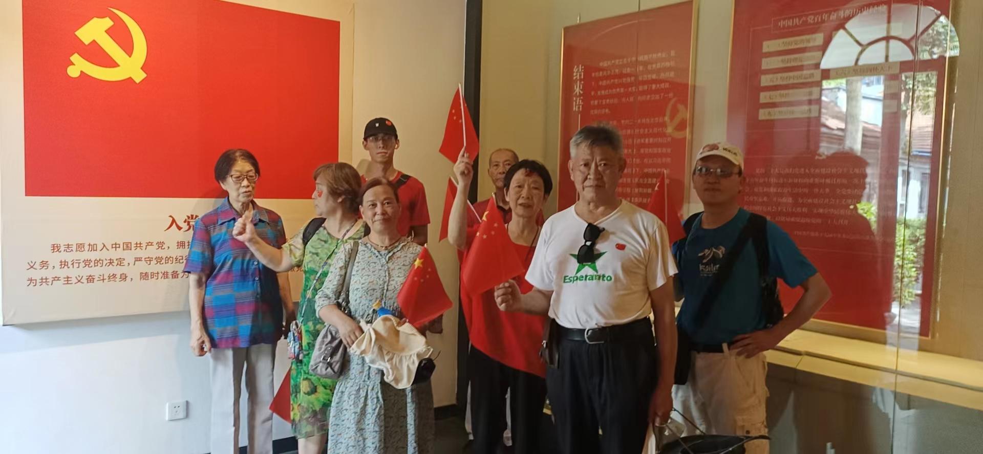 武汉用世界语歌咏庆贺*党**的生日