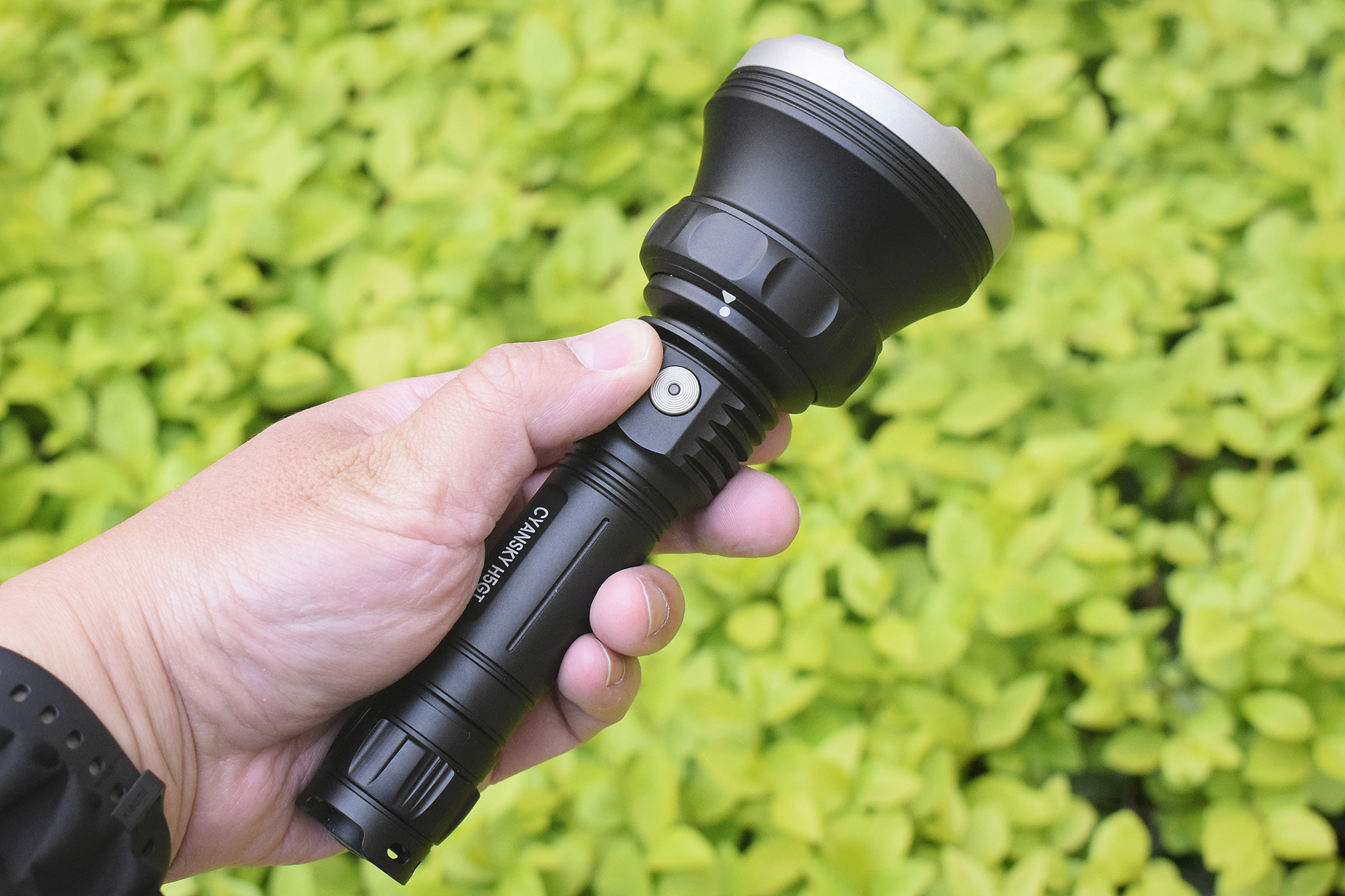 双光源任切换，千米光柱一线天！CYANSKYH5GT远射手电体验