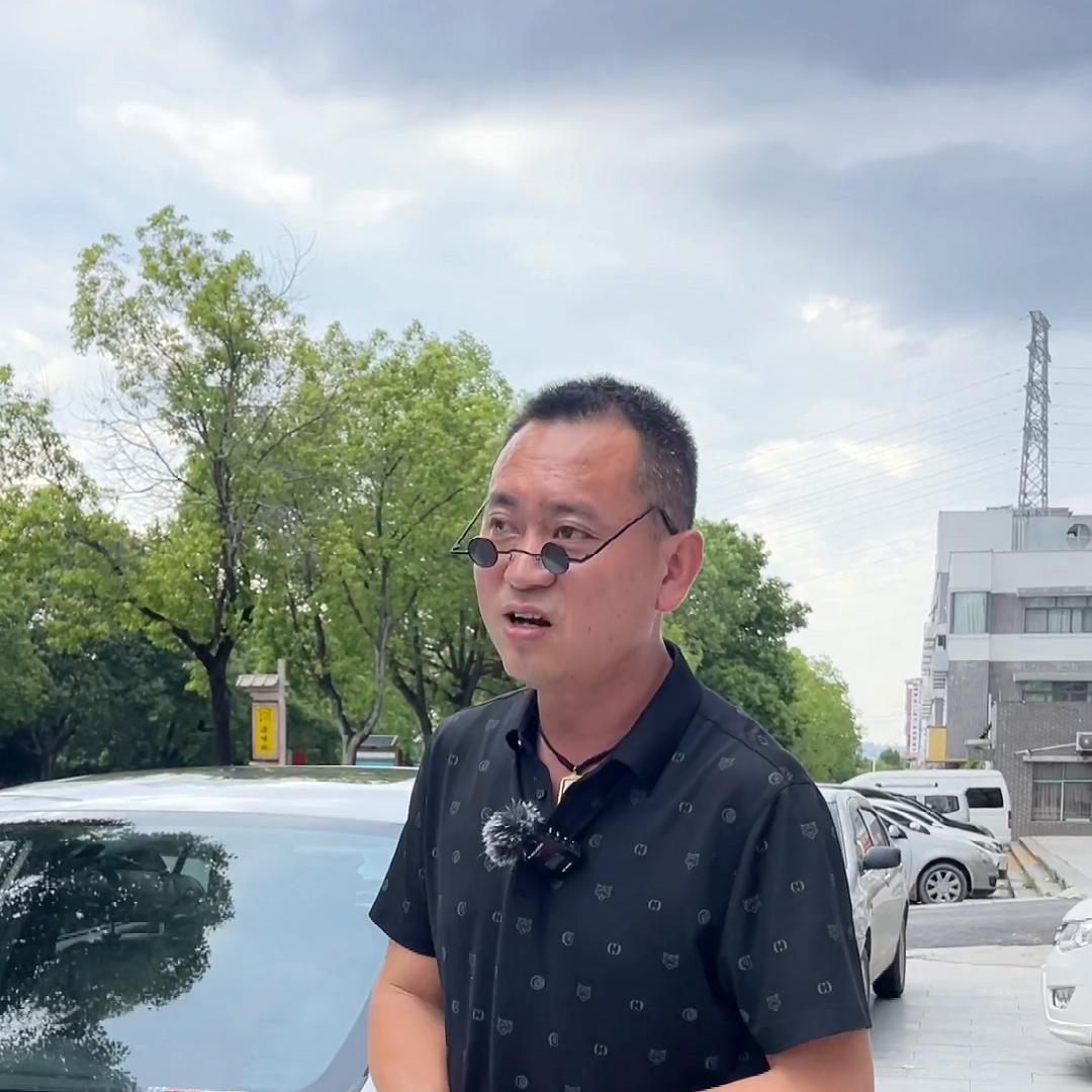 父母的爱是最无私的，他给你的车不一定是最好的，但，那是...