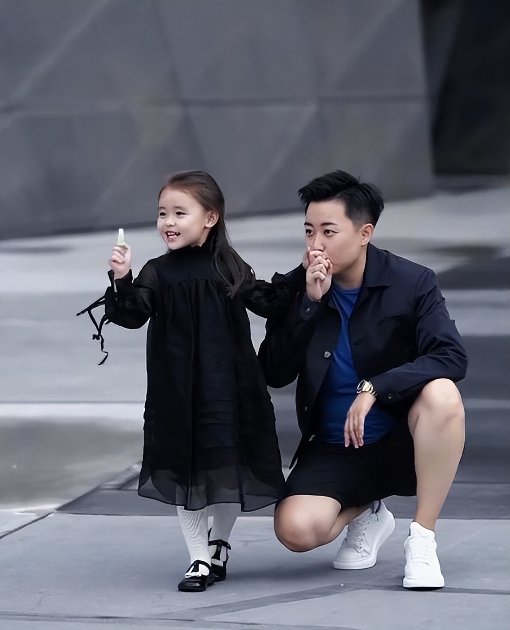 网红富婆租车拍视频装有钱人,养豹的富婆