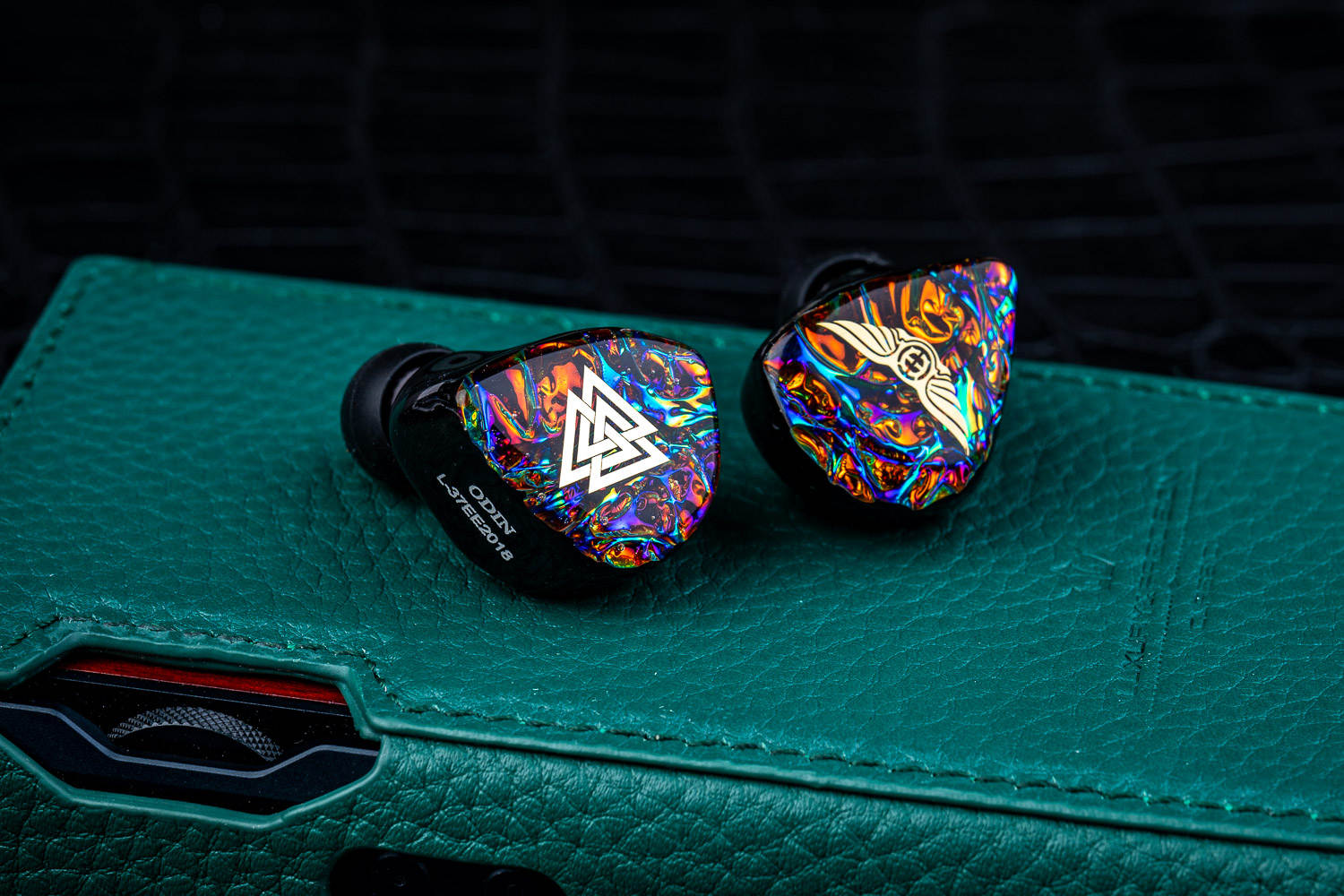 摘下面具暴露本性,摘下虚伪的面具看清自己