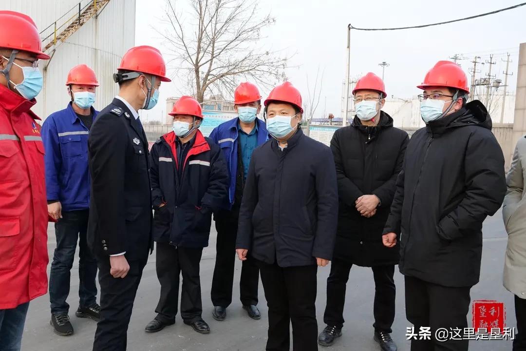 解洪涛调研督导胜坨镇安全生产疫情防控重点时段空气质量保障工作