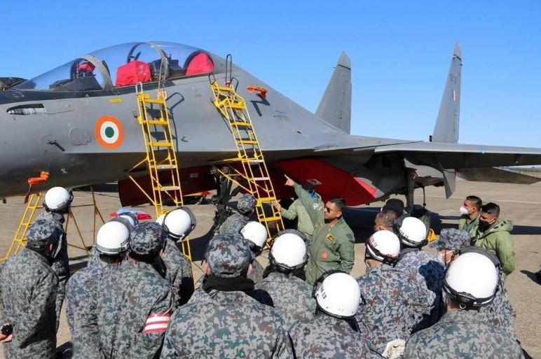 俄罗斯苏30巡航,印度战斗机苏30