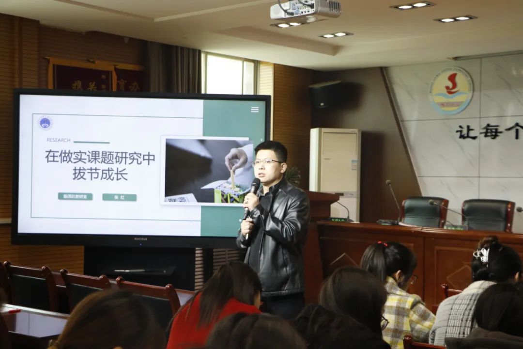 中小学课题研究培训简报,组织开展小课题研究和微课培训