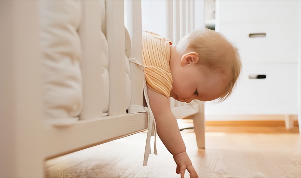 婴儿从高处跌落怎么办,宝宝不慎跌落下床爸妈千万别轻视