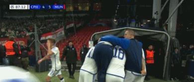 滕哈赫带领曼联夺欧冠,曼联获胜后滕哈赫激动爆粗