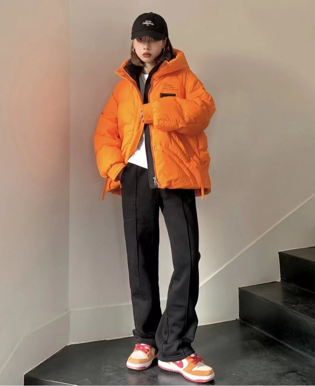 冬季穿什么颜色的羽绒服最百搭,流行的冬季羽绒服颜色搭配