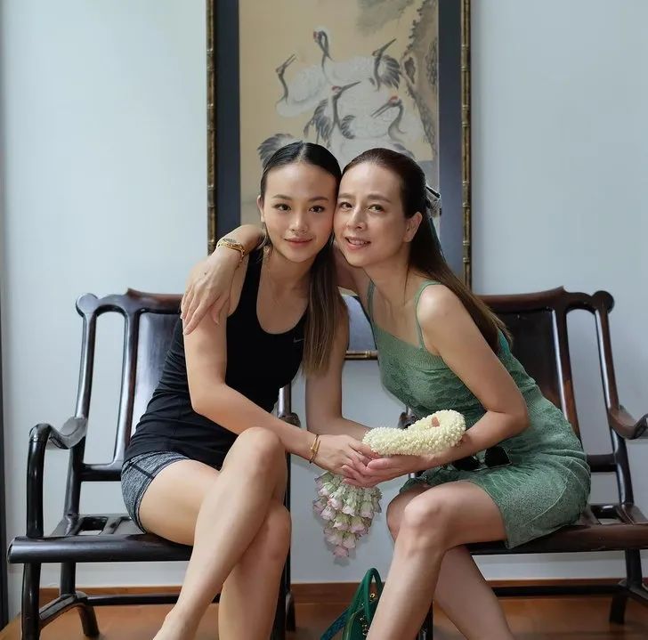 56岁泰国名媛：爱马仕随心背，带队打世界杯，还是泰王白月光？