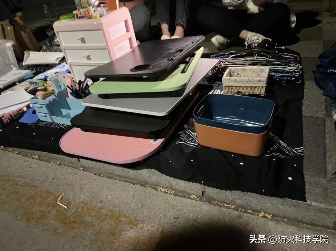毕业季高校跳蚤市场火爆,大学毕业季活动跳蚤市场