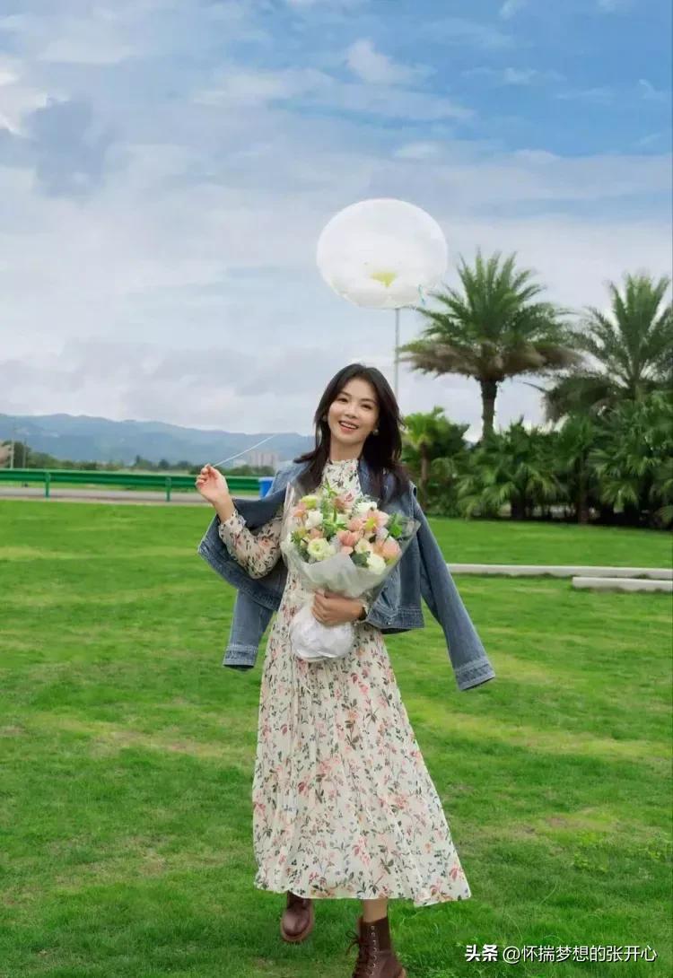 刘涛穿酒红色波点长裙优雅迷人,刘涛碎花裙配卷发温柔复古