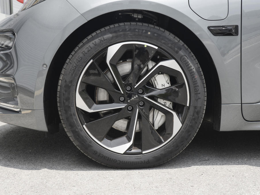 销量节节高推荐ME版2022款极氪001该怎么选