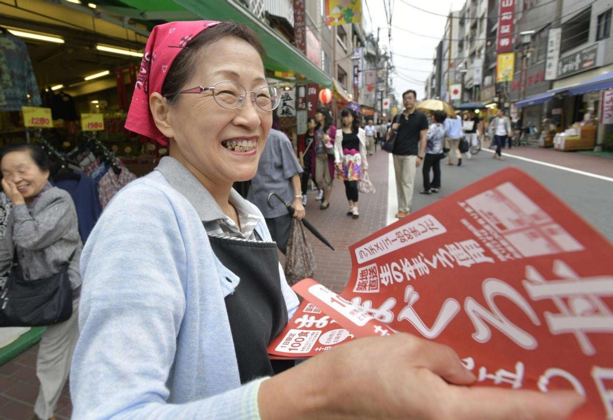 外国游客来到中国之后疑惑，为什么中国老人不用上班？