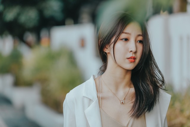 老公给自己的闺蜜夹菜拿包,吃饭老公给我和闺蜜夹菜