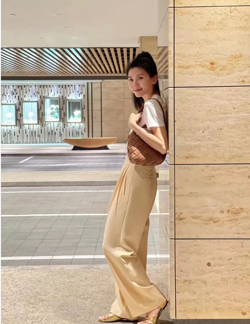 浅黄色裤子搭配什么色上衣好看,黄色裤子搭配什么颜色上衣高级感