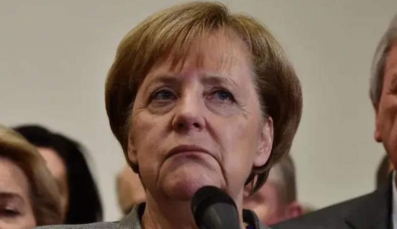 事情发生突然,德国两名女子在总理面前*光脱**衣服抗议天然气禁运