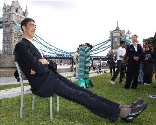 男子身患巨人症身高竟有两米四二,外国夫妇生了巨人症的孩子